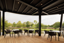 V prvním podlaží je posezení s vyhlídkovou terasou.