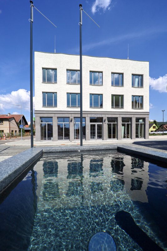 Nová radnice Lázní Bělohrad od studia re:architeti