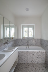 Pohled od koupelny dětí (Rekonstrukce prvorepublikové vily v Praze, Lenka Míková Architekti)