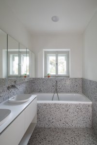 Pohled od koupelny dětí (Rekonstrukce prvorepublikové vily v Praze, Lenka Míková Architekti)