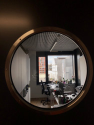 Do každé kanceláře lze z chodby nahlédnout oknem ve dveřích