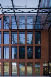 V Gdaňsku vyrostla administrativní budova s cihlovou fasádou navržená architekty Marcinem Woyciechowskim, Tomaszem Piechotou a Radosławem Orłowskim