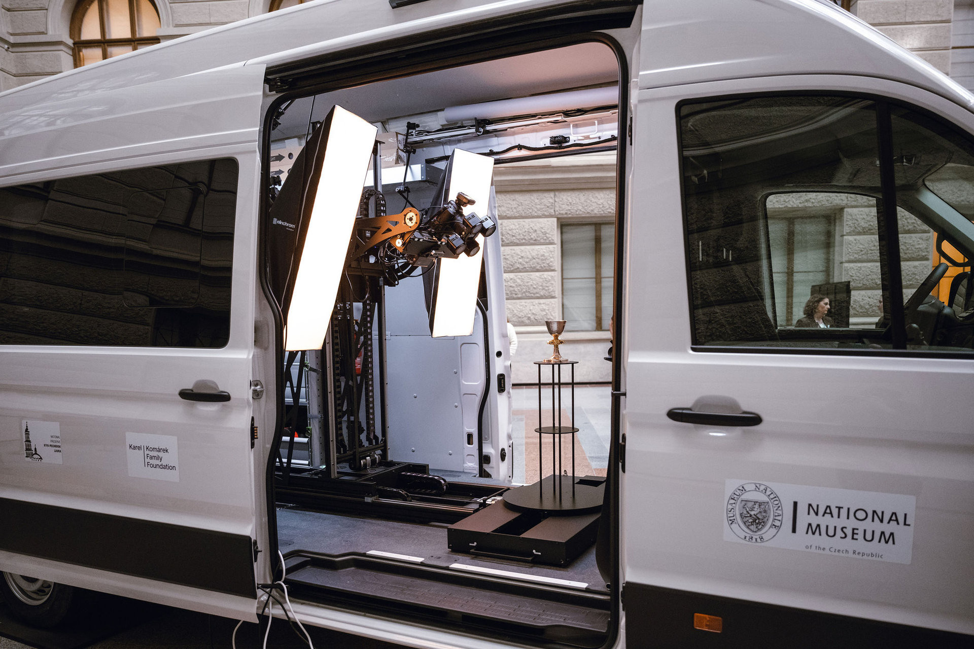Mobilní digitalizační stanice Archa III vyslaná na Ukrajinu umožňuje přímo v terénu vytvářet detailní 3D záznamy ohrožených památek a sbírkových předmětů. (Archa III; Národní muzeum)