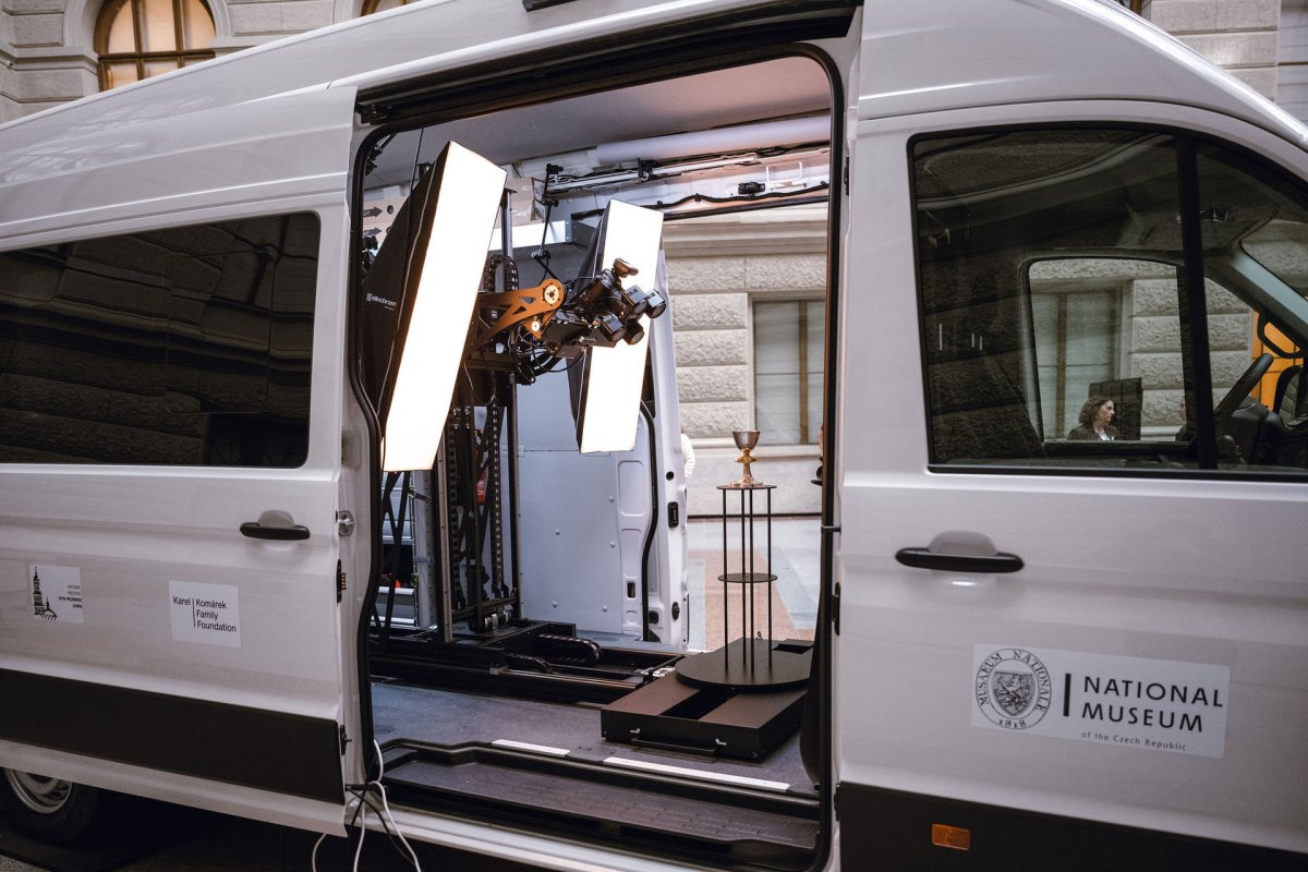Mobilní digitalizační stanice Archa III vyslaná na Ukrajinu umožňuje přímo v terénu vytvářet detailní 3D záznamy ohrožených památek a sbírkových předmětů. (Archa III; Národní muzeum)