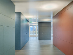 Vláknocementové desky mají využití v mnoha interiérech - v restauracích, galeriích, stanicích metra i doma. (na obrázku Industrie Gewerbe ve Švýcarsku, použití desky Avera AV030 AV050 AV040 AV060)