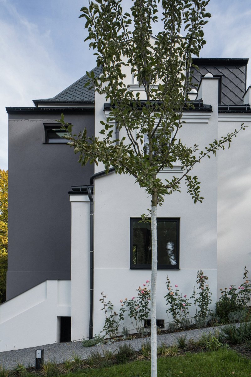 Zrekonstruovaná vila poblíž Prahy od Karnet architekti