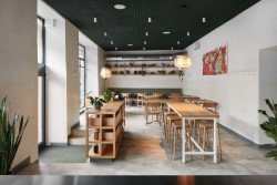 Zelená barva se propisuje jak do malých detailů, tak velkých ploch napříč celým interiérem. (KRO Vršovice, NEUHAUSL HUNAL)