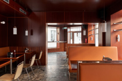 Sandwich Rodeo vzniklo místo legendárních domácích potřeb, které se nacházely v Praze na Letné v ulici Milady Horákové. (0,5 studio, Sandwich Rodeo)