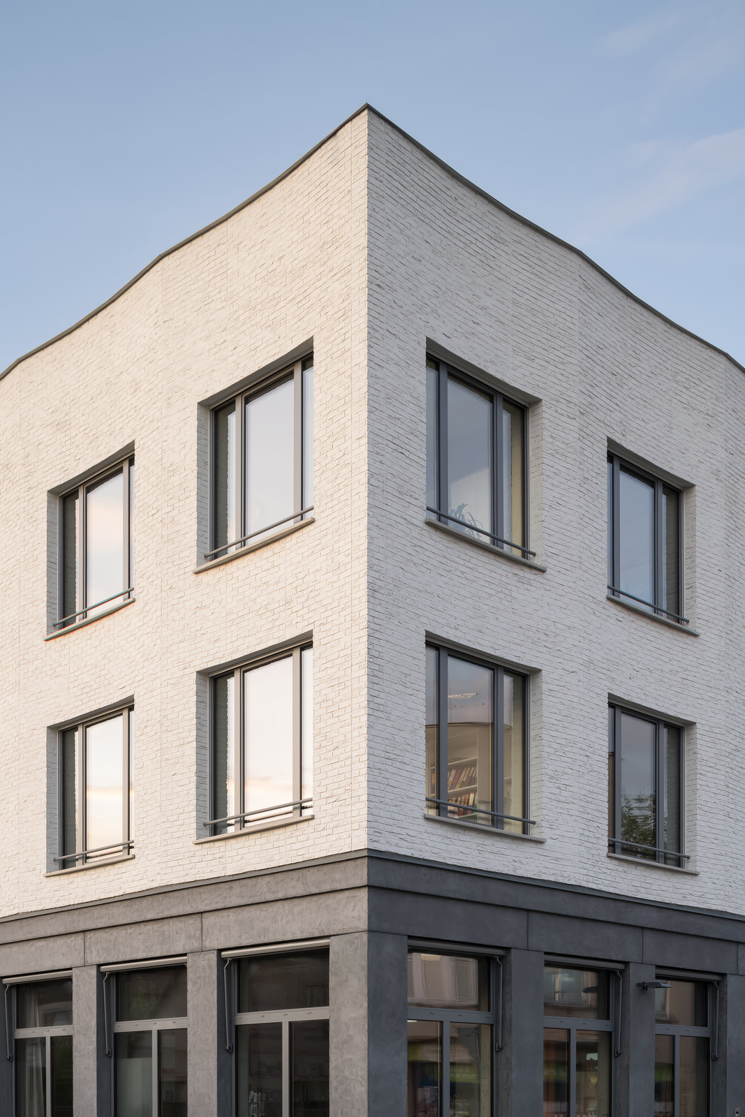 Plastická modelace fasády zvýrazňuje rytmus ploch a práci
s hloubkou bez nutnosti výrazných materiálových kontrastů. (Nová radnice s plastickou fasádou; re:architekti)