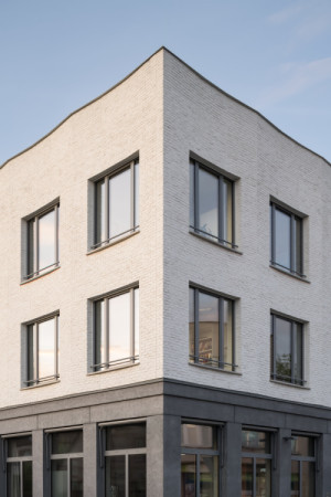 Plastická modelace fasády zvýrazňuje rytmus ploch a práci
s hloubkou bez nutnosti výrazných materiálových kontrastů. (Nová radnice s plastickou fasádou; re:architekti)