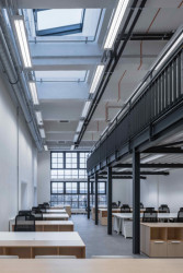 TechTower Plzeň: Pro navýšení kapacity nechali architekti do vysokých prostorů vložit patra