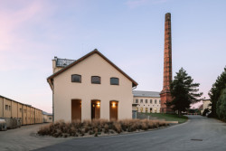 Dnes je tu ubytování, výroba, administrativa a prodejna. (Rekonstrukce přádelny v Kežmarku; BEEF Architekti)