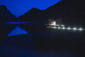 Feste Landscape Architecture navrhli saunu plující na norském jezeře Bandak
