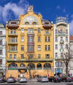Památkově chráněný hotel se rekonstruoval extrémně dlouho, celých deset let. A po internetu mezi tím létaly různé varianty návrhů od různých architektonických kanceláří. Nakonec se postupovalo podle projektu ateliéru Chapman Taylor.