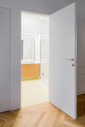 Pohled do koupelny (Rekonstrukce bytu v Praze, BY architects)