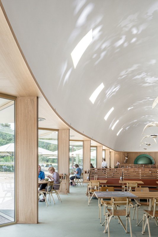 Návštěvní pavilon v národním parku Hoge Veluwe od dvou architektonických kanceláří De Zwarte Hond a Monadnock
