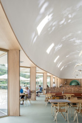 Návštěvní pavilon v národním parku Hoge Veluwe od dvou architektonických kanceláří De Zwarte Hond a Monadnock