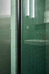 Byt Nusle, Amulet + T. Melková: Detail obkladu koupelny.