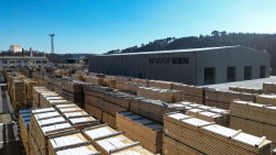 Logistická hala NOVATOP s největší dřevěnou fasádou v Česku