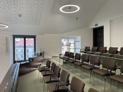 ATELIER SCHMIDT navrhl rekonstrukci společenského sálu v budově děčínského magistrátu.