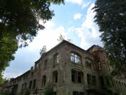 Bývalá továrna firmy Elias Palme v Kamenickém Šenově. Srdcová záležitost řady místních, kterou se však pro její alarmující stav nyní snaží spíše vytěsnit. Foto: Tereza Hůrská