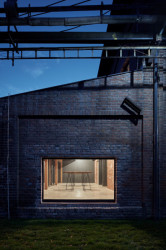 Najdeme tu také obchod s designem. (Konverze Kotelny a Uhelného mlýna, Atelier Hoffman)