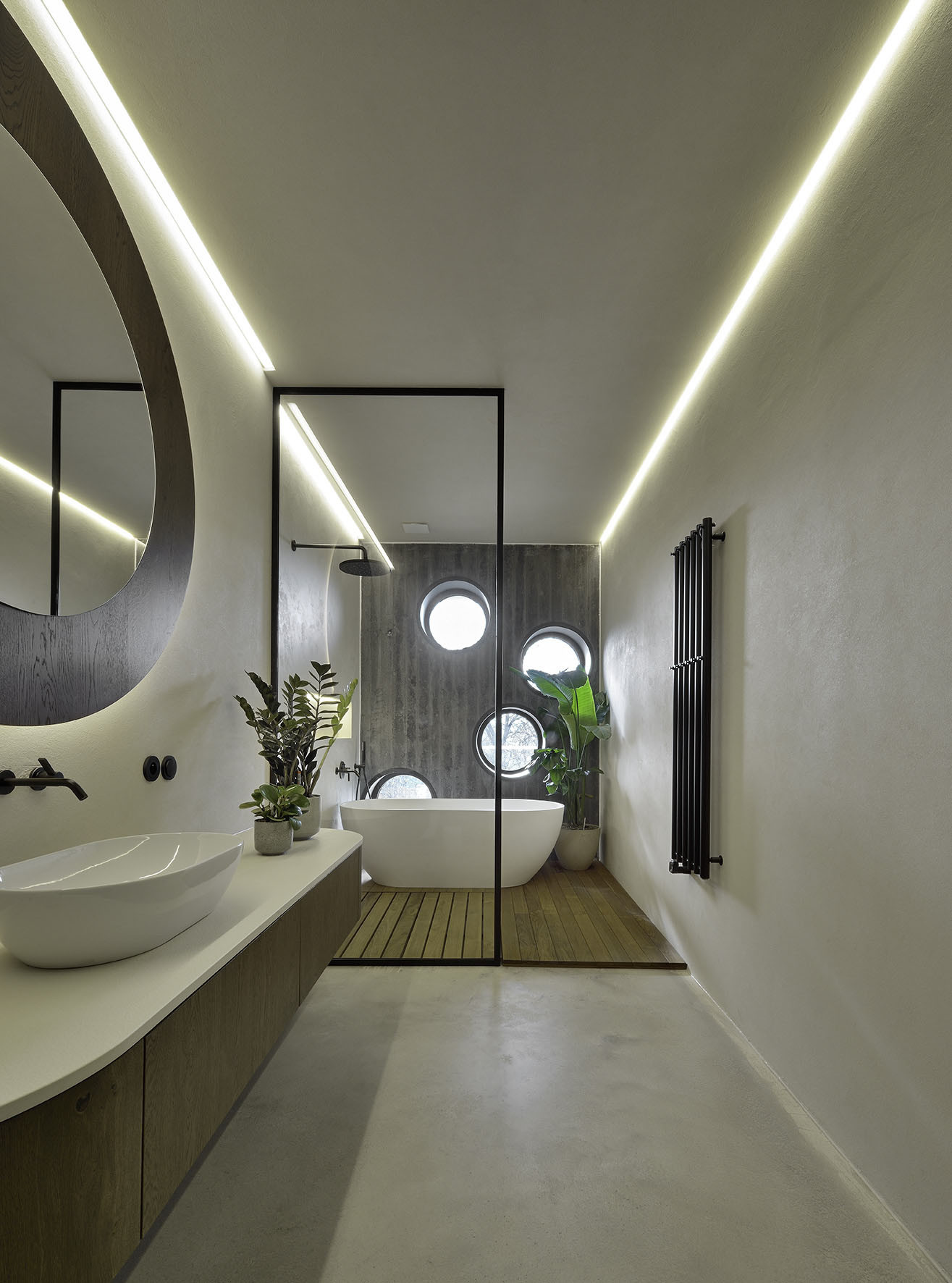 Zahradní fasáda je téměř celá prosklená, místnosti, do nichž nemá být vidět, kryjí desky z pohledového betonu.