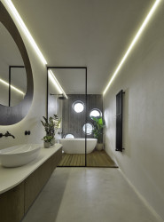 Zahradní fasáda je téměř celá prosklená, místnosti, do nichž nemá být vidět, kryjí desky z pohledového betonu.