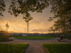 Provádí se tak, že do vyhloubené jamky se při obřadu vsype popel zesnulého do přesně vytyčené jamky. (Poslední místo, mjölk architekti)