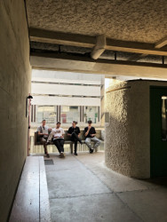 Bratři v klášteře žijí v tichu a v podstatě spolu nemluví. “I nás naši pedagogové žádali, ať se chováme stejně, to znamená nemluvit, nedělat hluk a velmi jemně zavírat dveře,“ říká Nikola.