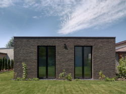 Pohled na rodinný dům ze zahrady (Rodinný dům v Řepích, Stempel & Tesař architekti)