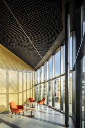 Multifunkční kulturní centrum v belgickém Kapellen obložené hliníkovými šablonami