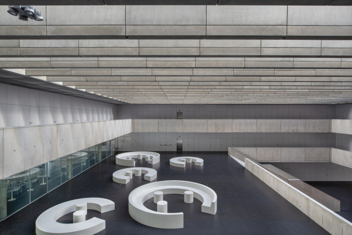 Přestavba menzy Koleje 17. listopadu na Fakultu humanitních studií UK v Praze od Kuba & Pilař architekti