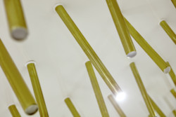 Cyklobutik L27, P6PA+Architects: Mosazné osvětlení nechali architekti vyrobit na míru této prodejně. Má evokovat výplet ráfků kol