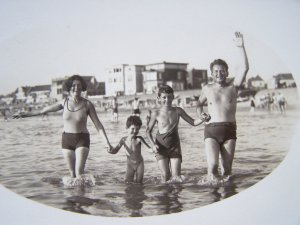 Fotografie rodiny Welsových okolo roku 1930.