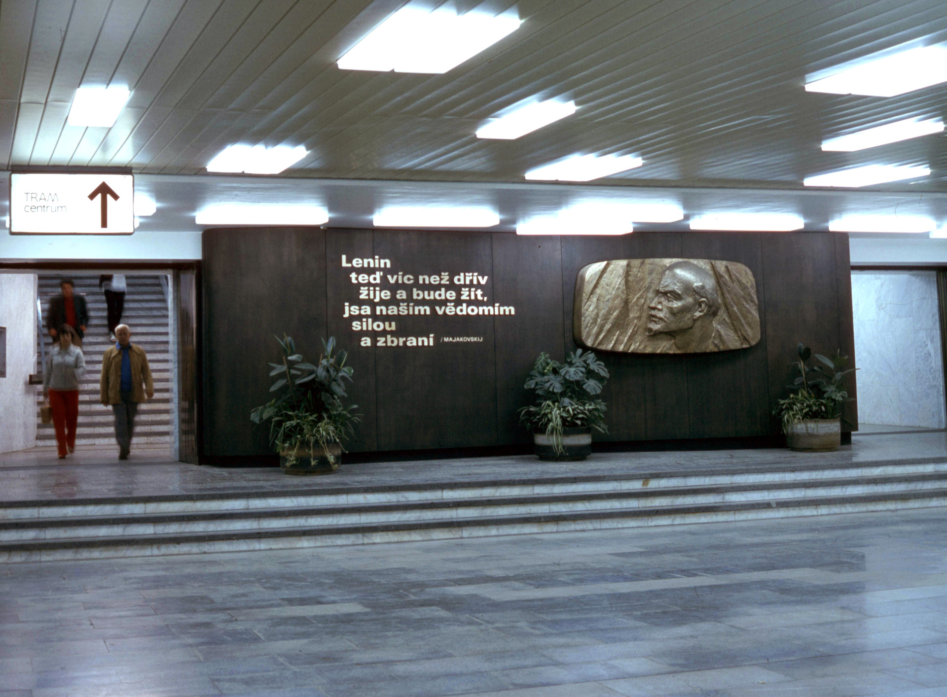 První část trasy A (stanice Náměstí Míru až Leninova, dnes Dejvická) se otvírala v roce 1978. Na Leninově nemohla chybět hlava velikána ve zpracování z bronzu od sochaře Vendelína Zdrůbeckého. Je zde stále, avšak skrytá za trafikou.