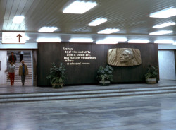 První část trasy A (stanice Náměstí Míru až Leninova, dnes Dejvická) se otvírala v roce 1978. Na Leninově nemohla chybět hlava velikána ve zpracování z bronzu od sochaře Vendelína Zdrůbeckého. Je zde stále, avšak skrytá za trafikou.