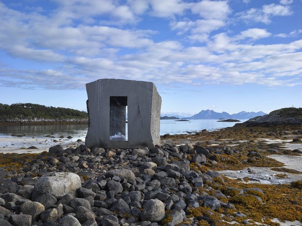 Anish Kapoor, Oko v kameni. Lokace: Nordland, Lødingen 1998 - foto