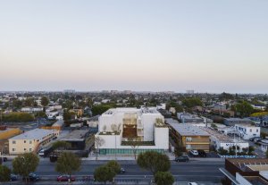 Rose Apartments nenabízí jen bydlení, ale i stabilitu a pocit sounáležitosti pro mladé dospělé, kteří opouštějí pěstounskou péči. (Rose Apartments v Los Angeles, Brooks & Scarpa)