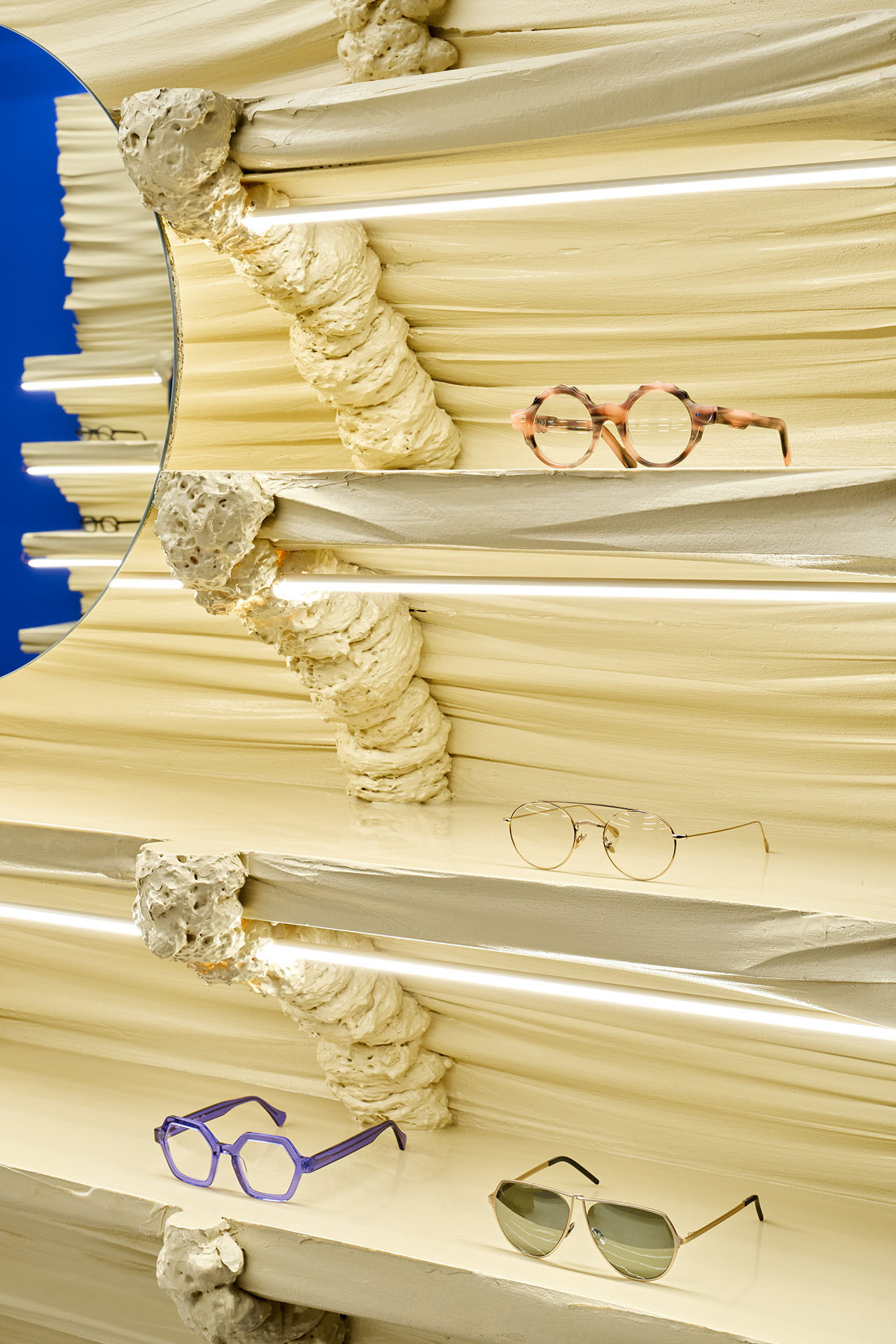 Manželé Anastázie a Pavel Kahotski nabízí ve své optice jak brýle vyrobené na míru, tak kurátorovaný výběr kousků ze zahraničí. (Optika Kahotski Eyewear Studio na Letné, IHOR)