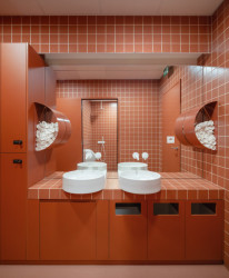 Keramické umyvadlo Yard a baterie Espirit od Ravaku (Coworkingový prostor MIMAMI BY architects)