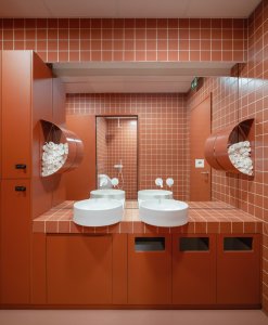 Keramické umyvadlo Yard a baterie Espirit od Ravaku (Coworkingový prostor MIMAMI BY architects)