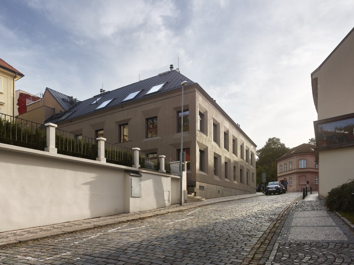 Z Gottharské je to tedy dům reagující na podobu zástavby nejbližšího okolí. (Rezidence Gotthardská v Praze, NEDVEDARCHITETI)