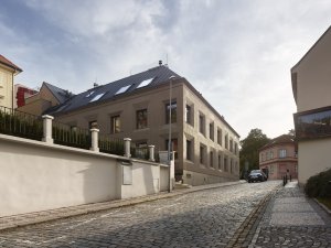 Z Gottharské je to tedy dům reagující na podobu zástavby nejbližšího okolí. (Rezidence Gotthardská v Praze, NEDVEDARCHITETI)