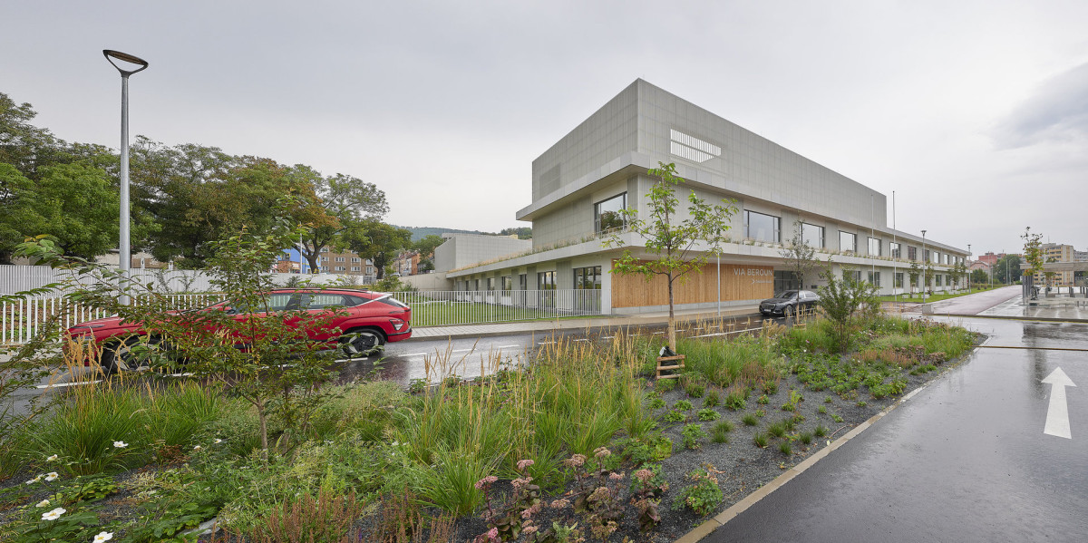 Podobu nově postaveného objektu zpracovalo architektonické studio OVA. (Nová škola Via v Berouně; OVA )