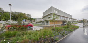 Podobu nově postaveného objektu zpracovalo architektonické studio OVA. (Nová škola Via v Berouně; OVA )