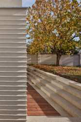 Nová terasa suterénního bytu v Praze od Matěje Šebka