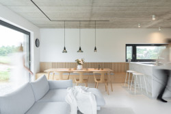 Interiér domu charakterizují vzdušné prostory, členěné do funkčních zón. (Interiér rodinného domu v Popůvkách, Atel!er)