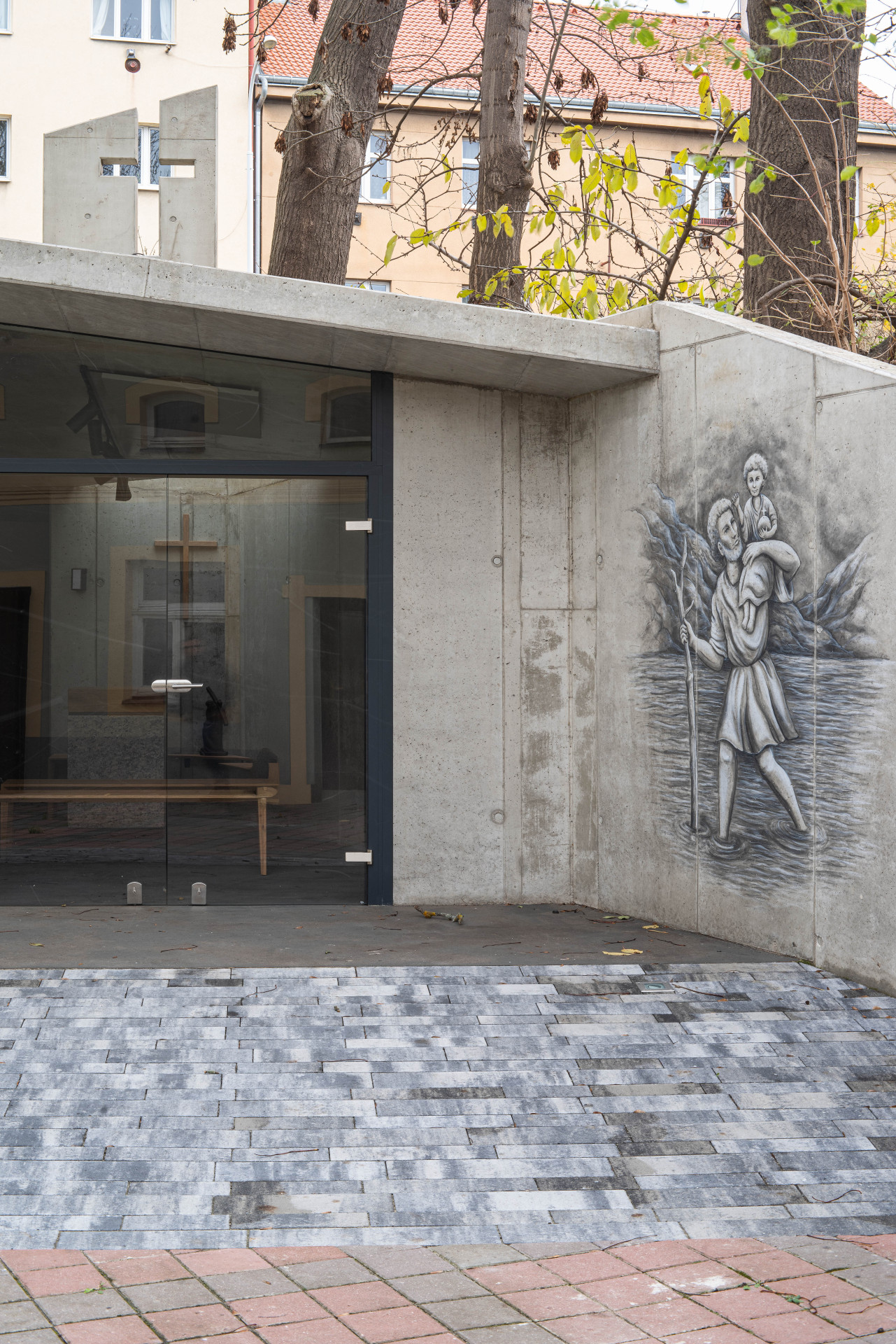 Autory kaple jsou architekti z ateliéru JIRSA – ARCHITEKTI, kteří ji navrhli z pohledového betonu. (Kaple v Praze-Záběhlicích; JIRSA – ARCHITEKTI)