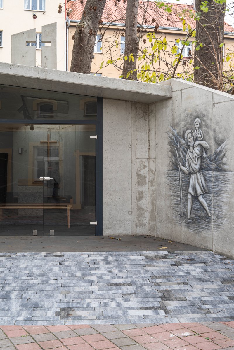 Autory kaple jsou architekti z ateliéru JIRSA – ARCHITEKTI, kteří ji navrhli z pohledového betonu. (Kaple v Praze-Záběhlicích; JIRSA – ARCHITEKTI)